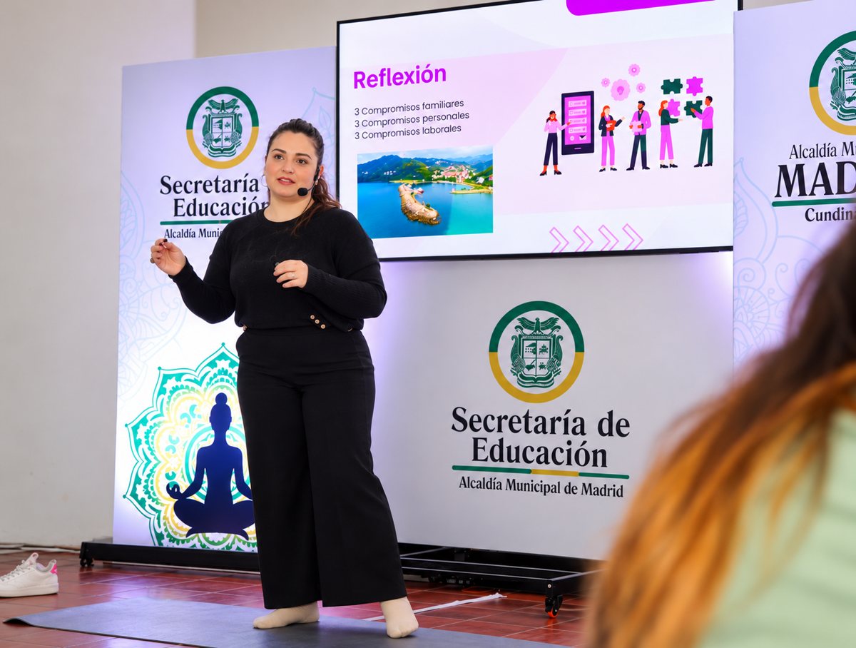 Gina Fonseca dictando una conferencia de bienestar para la Secretaría de Educación de Madrid, Cundinamarca